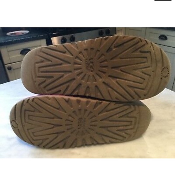 Ugg Boots Sz 5 Classic Short Bailey Button Magenta - Picture 2 of 8